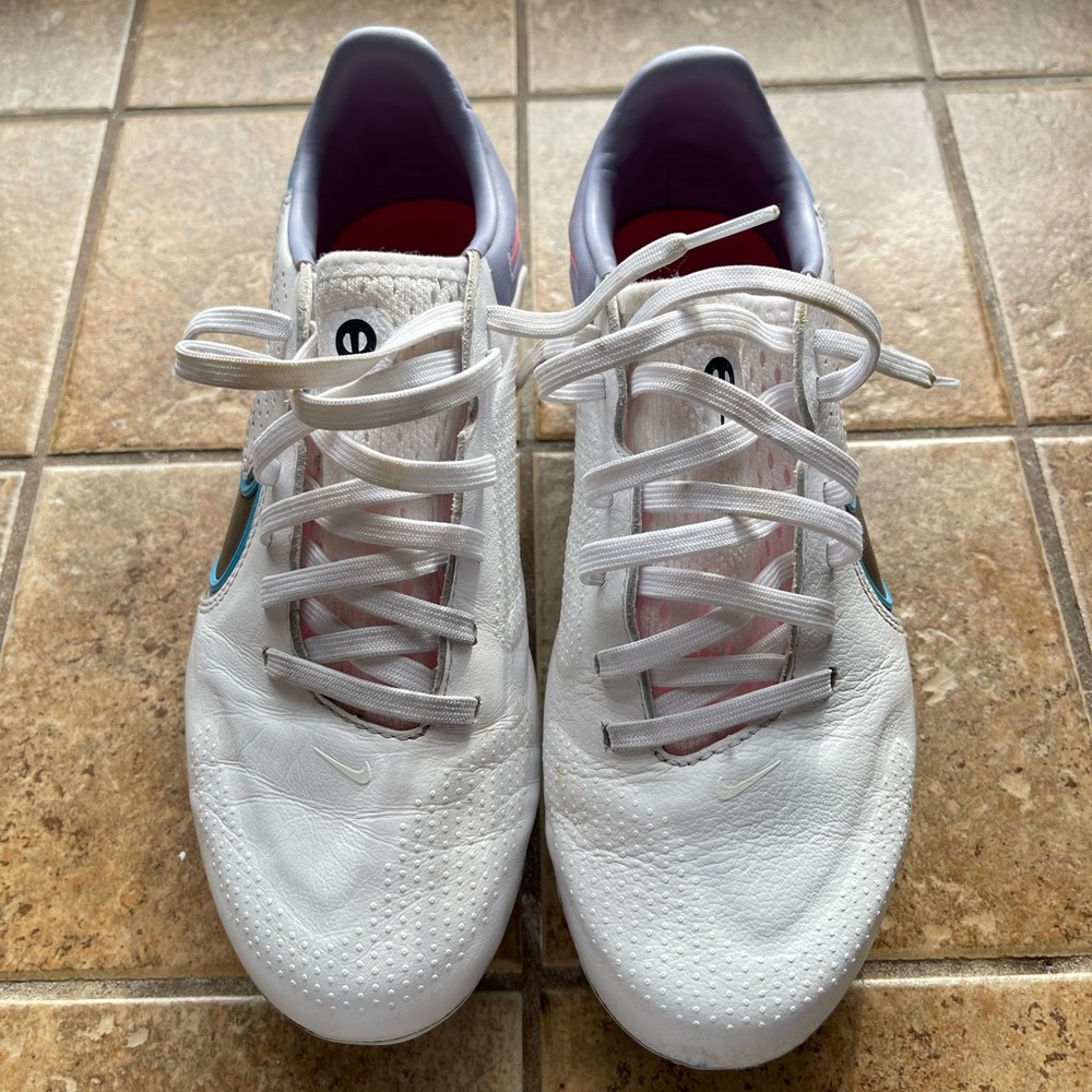 Nike cleats tiempsos size 5.5 in kids. 7 in women